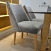 Chaise design en velours avec piétement en bois hêtre massif