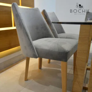 Chaise design en velours avec piétement en bois hêtre massif