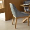 Chaise design en velours avec piétement en bois hêtre massif
