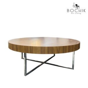 Table basse avec plateau en bois vernis noyer et piètement en acier inoxydable couleur chrome.