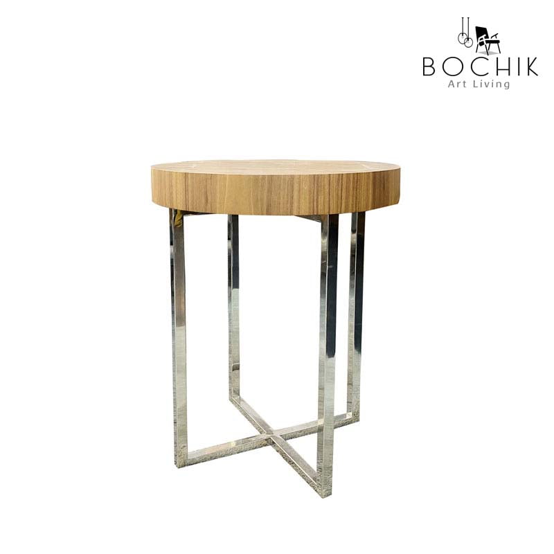 Table d'appoint avec plateau en bois vernis noyer et piètement en acier inoxydable couleur chrome.