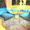 Chaise en velours avec piétement en laiton véritable.