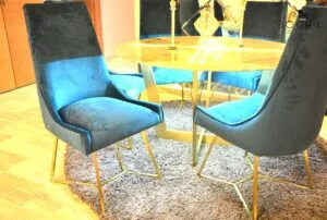 Chaise en velours avec piétement en laiton véritable.