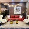 Fauteuil haut de gamme en simili cuir beige, dossier matelassé et piètement en or chromé