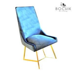 Chaise en velours avec piétement en laiton véritable.
