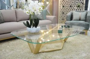 Table basse Barry avec piétement en bois chêne et plateau en verre trempé clair de 12mm avec canapé en velours gris