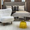 Fauteuil cocooning en laine blanc cassé & piètement en bois couleur miel