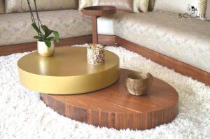 Table basse ovale en bois noyer et laqué Or, idéal pour salon marocain ou moderne avec tapis blanche
