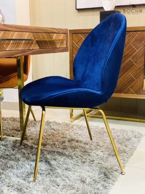 Details-LUNA-BLEU-Chaise-design-en-velours-avec-pietement-en-or-chrome