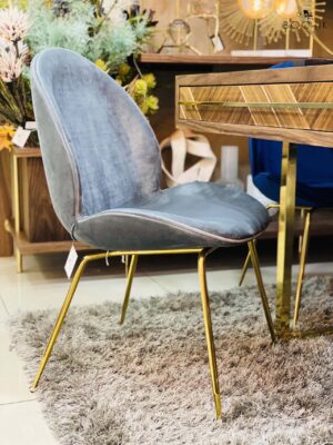 Details-LUNA-GRIS-Chaise-design-en-velours-avec-pietement-en-or-chrome