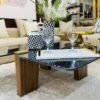 Table basse avec plateau en marbre noir et piètement en bois noyer. Livraison partout au Maroc.
