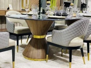 Chaise tendance en toile grise et dossier matelassé avec piètement en bois et Acier Inoxydable Couleur Or.