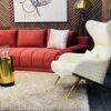 Fauteuil haut de gamme en simili cuir beige, dossier matelassé et piètement en or chromé