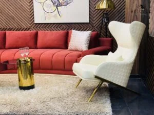 Fauteuil haut de gamme en simili cuir beige, dossier matelassé et piètement en or chromé