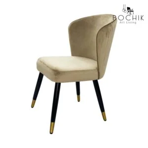 Chaise en velours grège et dossier matelassé avec piètement en bois et or chromé.