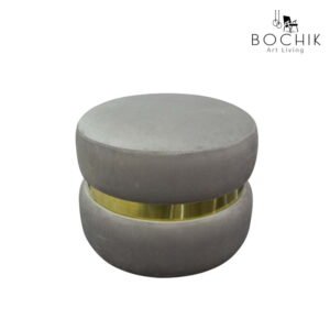 Tabouret Rond tapissé avec bande en laiton véritable chez Bochik Art Living.