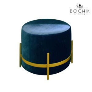 Tabouret Rond tapissé en velours bleu avec socle en métal doré.