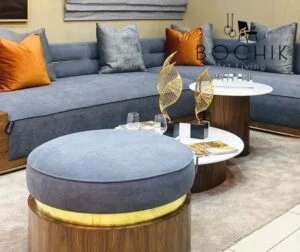 Tabouret chic en bois noyer et assise en toile crise avec bande en laiton véritable.