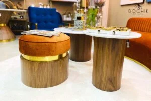Tabouret chic  en bois noyer et assise en velours strié orange avec bande en laiton véritable.