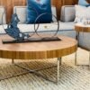 Table d'appoint avec plateau en bois vernis noyer et piètement en acier inoxydable couleur chrome.