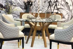 Table à manger avec piètement en bois noyer avec plateau en verre trempé clair de 12mm.